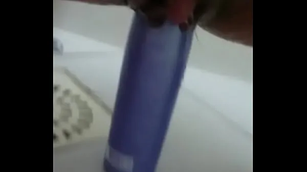 Stuffing the shampoo into the pussy and the growing clitoris Filem baharu terbaik