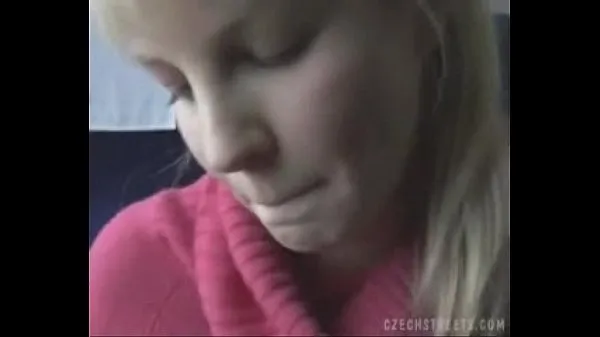 Beste naughty blonde paying a blowjob on the bus nye filmer