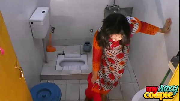 最佳Bhabhi Sonia strips and shows her assets while bathing新电影