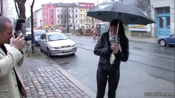 Beste Teeny is approached on the street and fucked for moneyneue Filme
