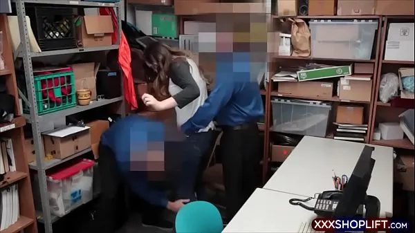 최고의 Cute teen brunette shoplifter got caught and was taken to the backroom interrogation office where she was fucked by both LP officers 새 영화