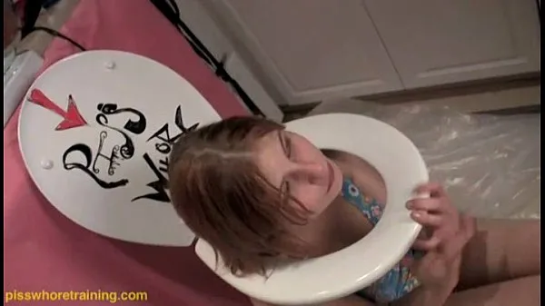 Bedste Teen piss whore Dahlia licks the toilet seat clean nye film