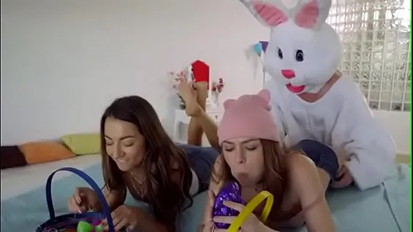 Najboljši Easter bunny lays eggs inside her novi filmi