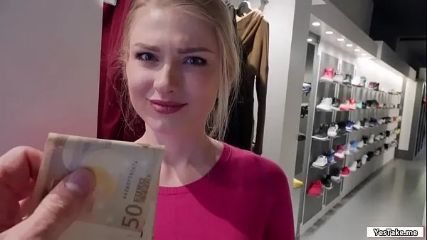 Najboljši Russian sales attendant sucks dick in the fitting room for a grand novi filmi