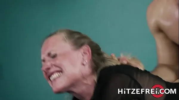 최고의 HITZEFREI Blonde German MILF fucks a y. guy 새 영화
