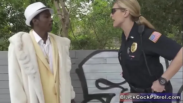 最佳Black Street Pimp Fucked By White Female Cops As Punishment新电影