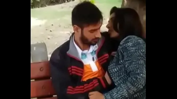 สุดยอด Couple caught kissing in the park ภาพยนตร์ใหม่