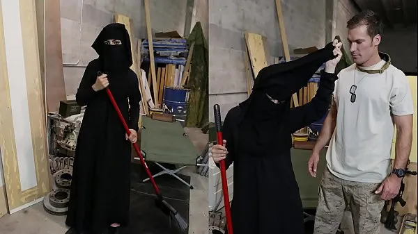 Beste TOUR OF BOOTY - Muslim Woman Sweeping Floor Gets Noticed By Horny American Soldier nieuwe films