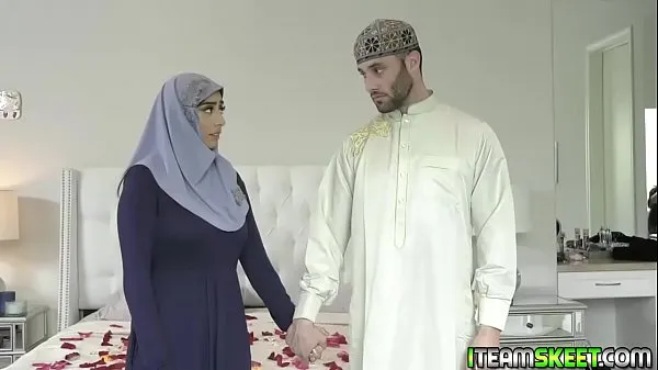 Las mejores Mujer joven y caliente con hiyab se desnuda y monta la carne de hombre de su novio películas nuevas