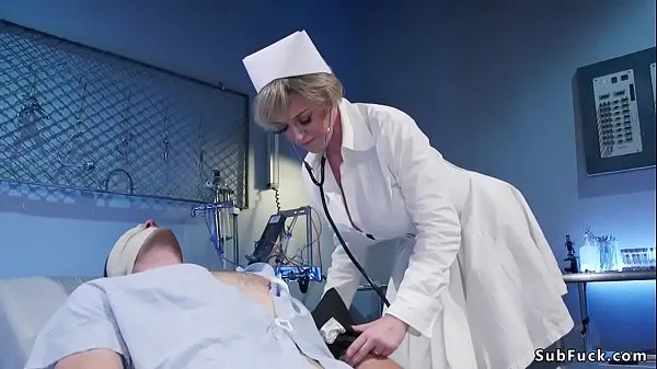 최고의 Busty Milf nurse dominates male patient 새 영화