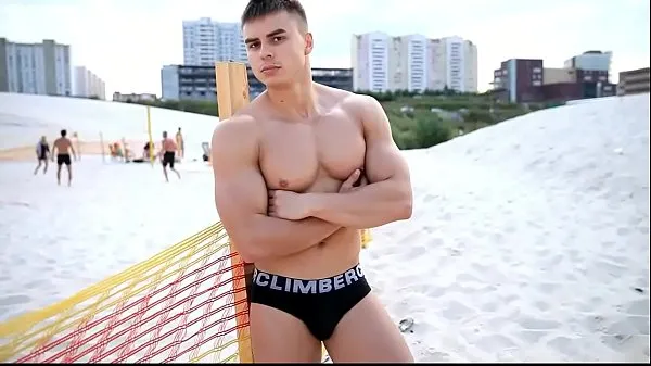 Nejlepší nové filmy (Russian hot Guy on the beach)