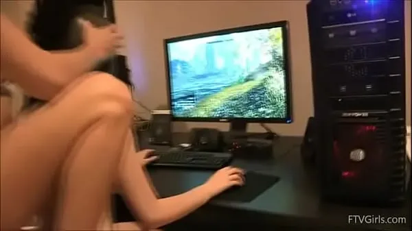 Bedste Two naked girl play in video game nye film