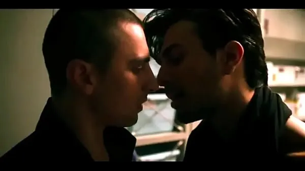 सर्वश्रेष्ठ Alexander Eling and Alex Ozerov Gay Kiss from TV show Another Life नई फ़िल्में