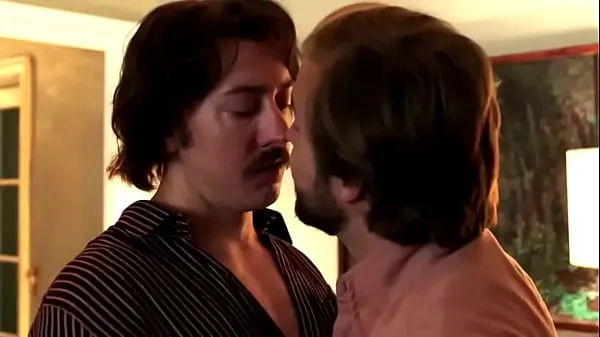 Beste Chris Coy and Michael Stahl-David gay kiss scene from TV show The Deuce nieuwe films