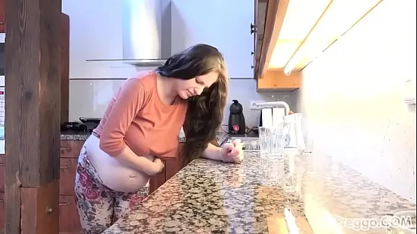 Nejlepší nové filmy (The contractions prove too painful and she drops to her knees)
