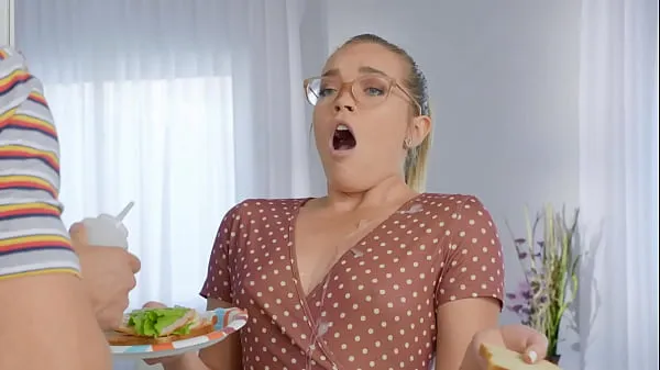 Najboljši She Likes Her Cock In The Kitchen / Brazzers scene from novi filmi