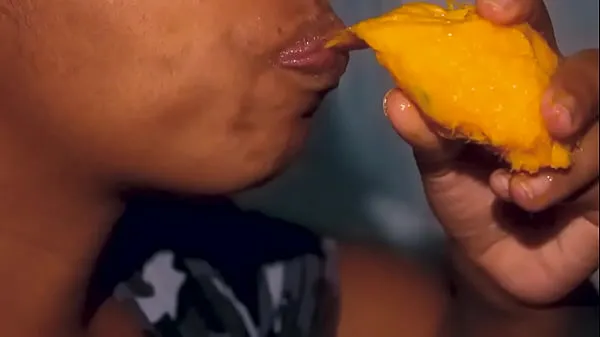 最佳Sexy mouth ebony playing with a mango新电影