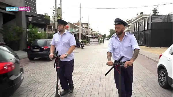 Bedste SUGARBABESTV : GREEK POLICE THREESOME PARODY nye film