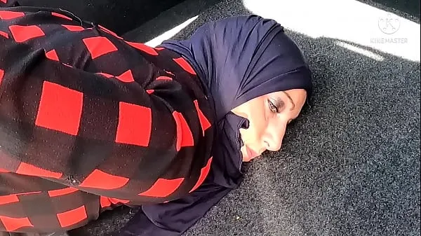 Najboljši OMG !! Unfaithful Muslim wife this finds tied in the trunk of his neighbor, he will get her pregnant novi filmi