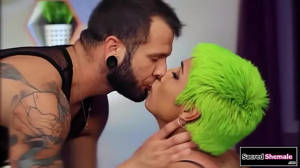 Najlepšie nové filmy (Latina trans Pixi Lust kisses her bf and he sucks her small tgirl gives him a bj and then he deepthroats her the ts is barebacked)