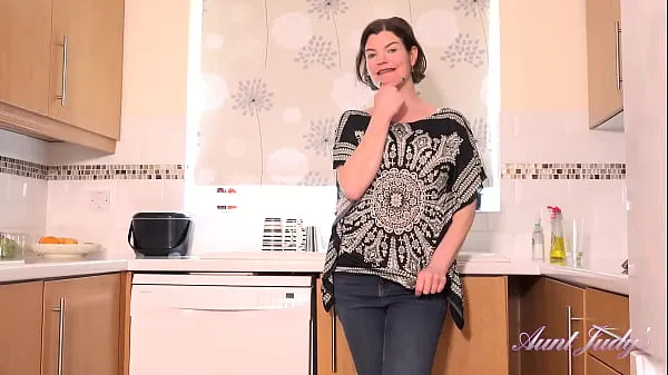 أفضل AuntJudys - 44yo Amateur MILF Jenny gives you JOI in the kitchen أفلام جديدة