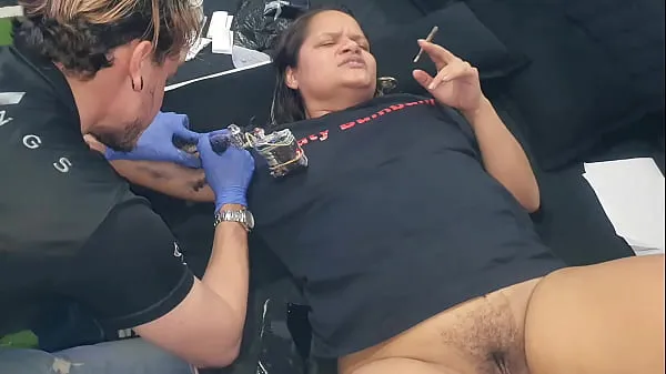 최고의 My wife offers to Tattoo Pervert her pussy in exchange for the tattoo. German Tattoo Artist - Gatopg2019 새 영화