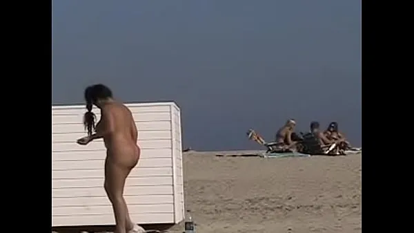 Bedste Exhibitionist Wife 19 - Anjelica teasing random voyeurs at a public beach by flashing her shaved cunt nye film