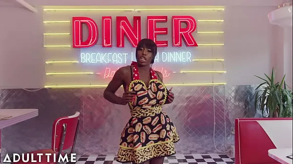 최고의 ADULT TIME - Ebony Mystique SUPER SOAKS Diner With SQUIRT While Making A Sundae 새 영화