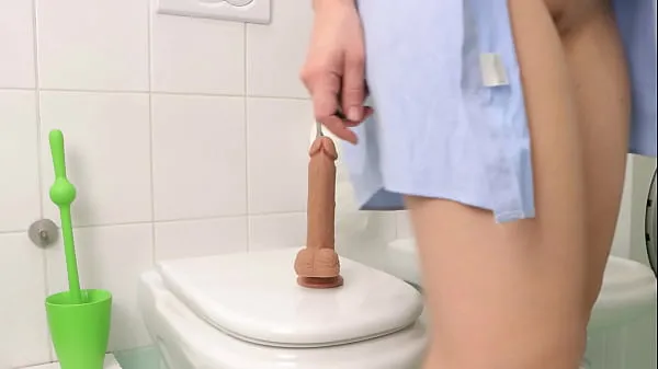 Najboljši The beauty hid in the toilet and fucked herself with a big dildo. Masturbation. AnnaHomeMix novi filmi