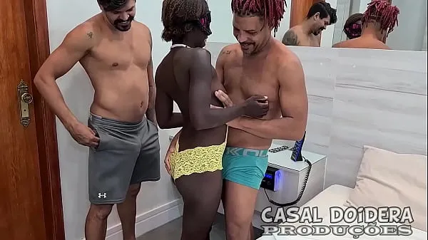 최고의 Brazilian petite black girl on her first time on porn end up doing anal sex on this amateur interracial threesome 새 영화