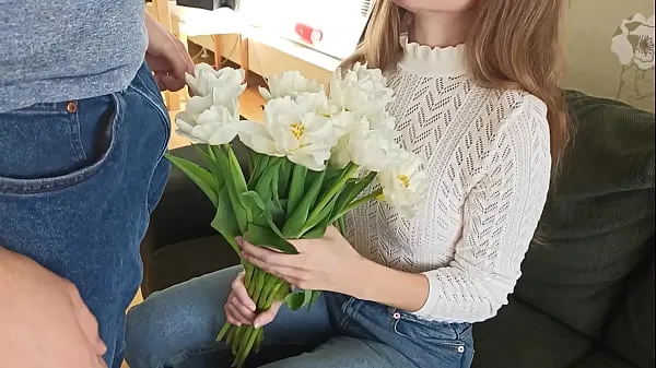 Najboljši Gave her flowers and teen agreed to have sex, creampied teen after sex with blowjob ProgrammersWife novi filmi