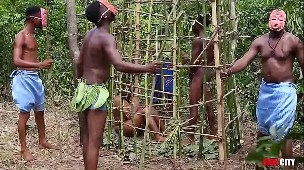 Nejlepší nové filmy (Somewhere in west Africa, on our annual festival, the king fucks the most beautiful maiden in the cage while his Queen and the guards are watching)