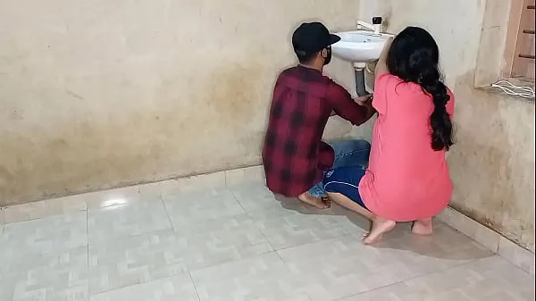 Best quenched the thirst of her pussy with a young plumber! XXX Plumber Sex in Hindi voice new Movies