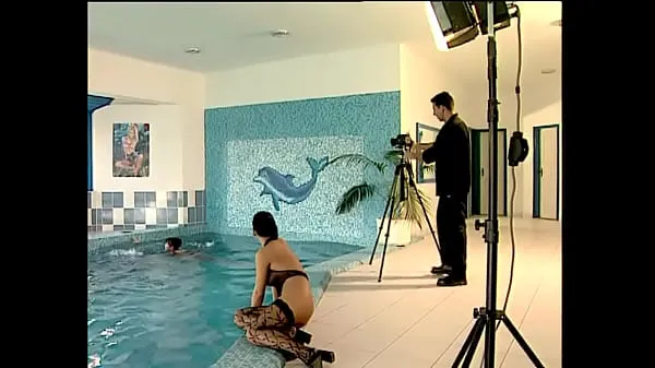Najboljši Kathy and Dorothy Have Sex with Nick in the Warm Waters of the Spa novi filmi