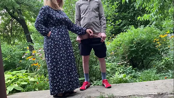 Beste Mommy MILF pissing standing up in the city park after helping her stepson piss nieuwe films