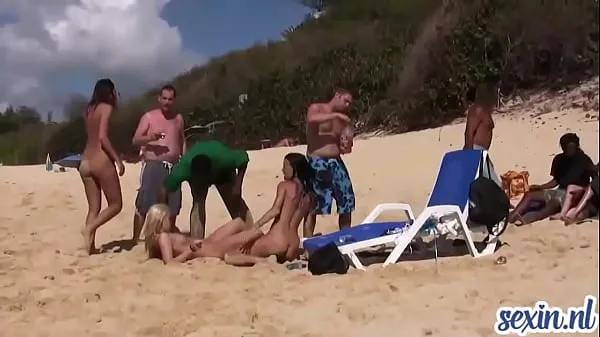 Meilleurs filles excitées jouent sur la plage nudiste nouveaux films