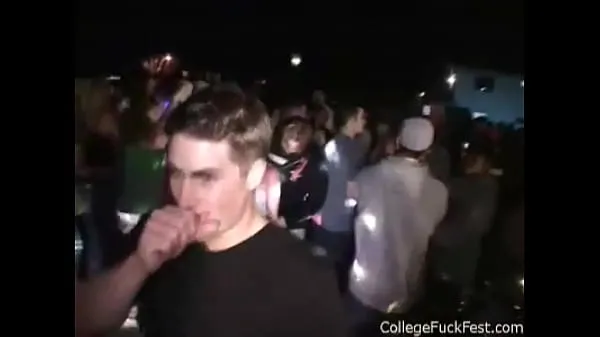 Beste Amateur coed sucks on hard dick while visiting a unversity party nye filmer