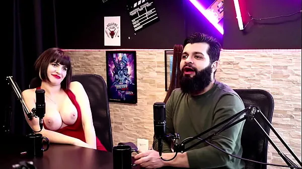 Najlepšie nové filmy (She shows off her hot tits while talking about the changes and the fine for going braless at the gym - Lady Snow and Lord Kenobi)