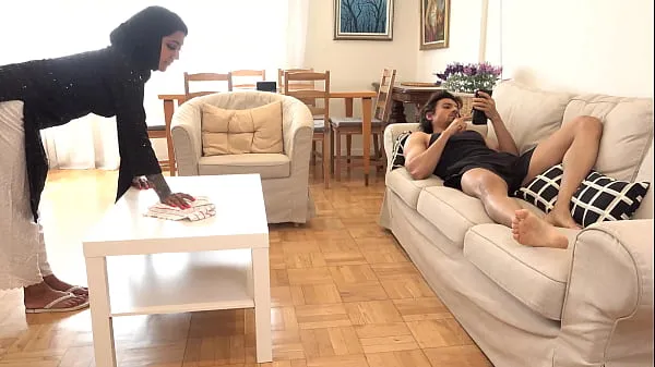 Najlepšie nové filmy (The owner banged the desi bi maid on the sofa and fucked her ass badly)