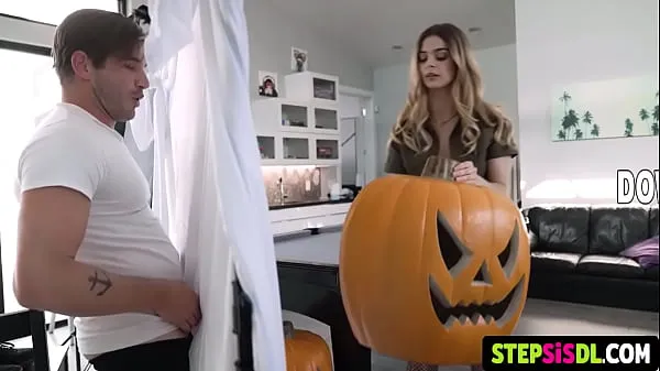 Parhaat Two thin girls with small breasts want to prepare for the Halloween party and want to have sex with their stepbrother who has a big dick uudet elokuvat