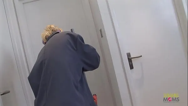 A legjobb The cleaning lady gives an amazing blowjob and gets fucked while working új filmek