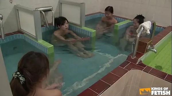 Japanese babes take a shower and get fingered by a pervert guy Film baru terbaik