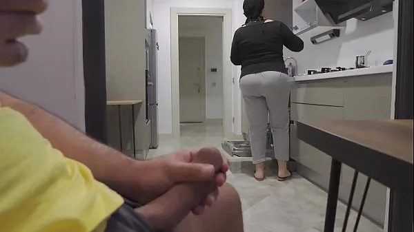 Bästa Stepmom caught me jerking off while watching her big ass in the Kitchen nya filmer