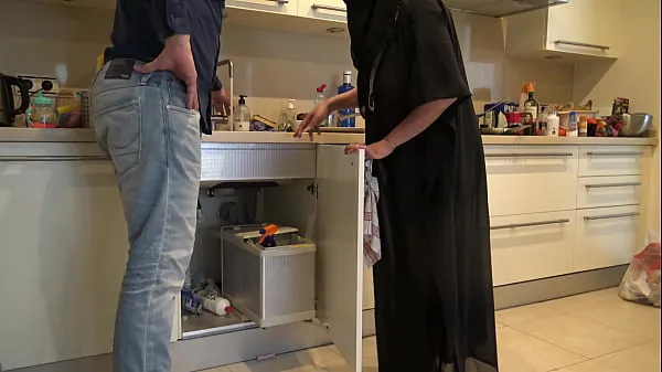 Bedste British Plumber Fucks Muslim Milf In Her Kitchen nye film