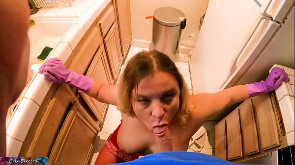 Bästa Stepmom in the kitchen helps stepson with his boner nya filmer