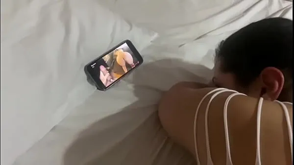 Beste Tabby hot wife watching homage and cumming on all fours nye filmer