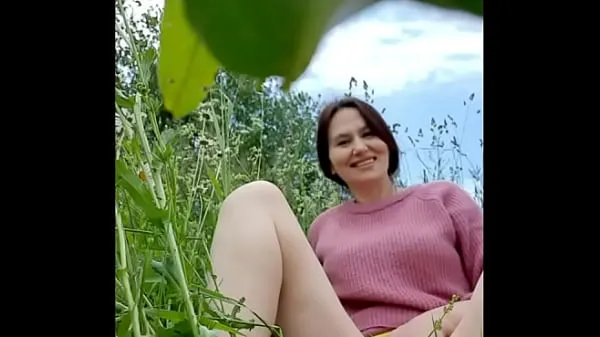 Beste Naked horny MILF in a chamomile field masturbates, pisses and wards off a wasp / Angela-MILF nye filmer