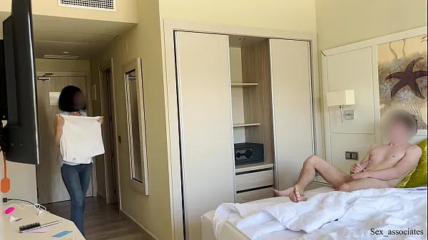 Najboljši PUBLIC DICK FLASH. I pull out my dick in front of a hotel maid and she agreed to jerk me off novi filmi