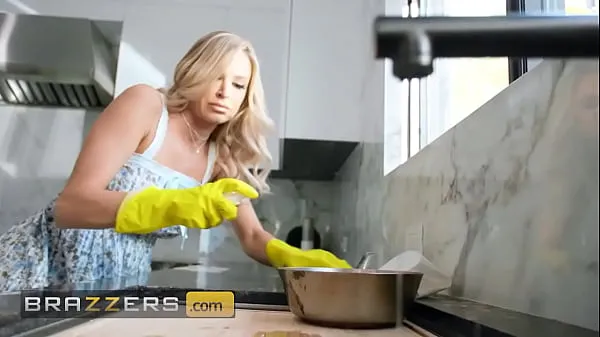 Emma Hix Seduces The Plumber By Sitting On His Face & Grabbing HIs Dick While He Works - BRAZZERS Film baru terbaik