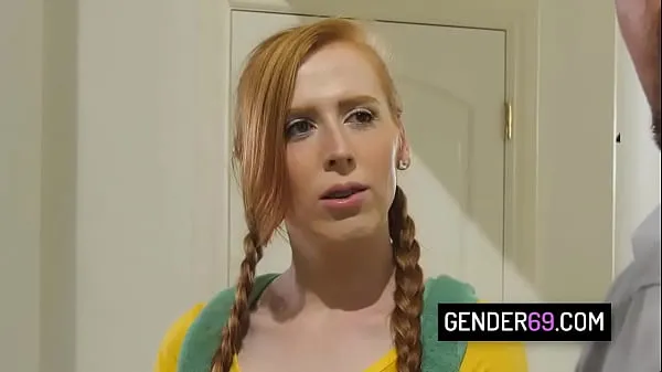 최고의 Redhead tranny teen anal fucked on the sofa 새 영화
